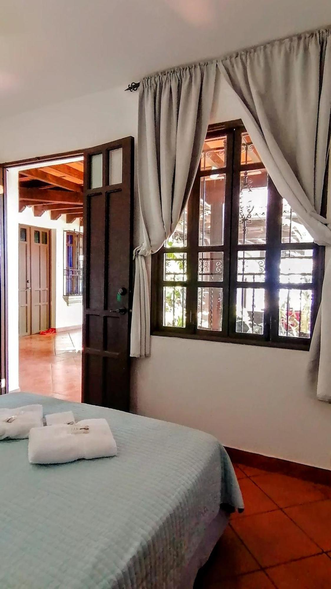 Mikaso Hotel San Pedro La Laguna Esterno foto
