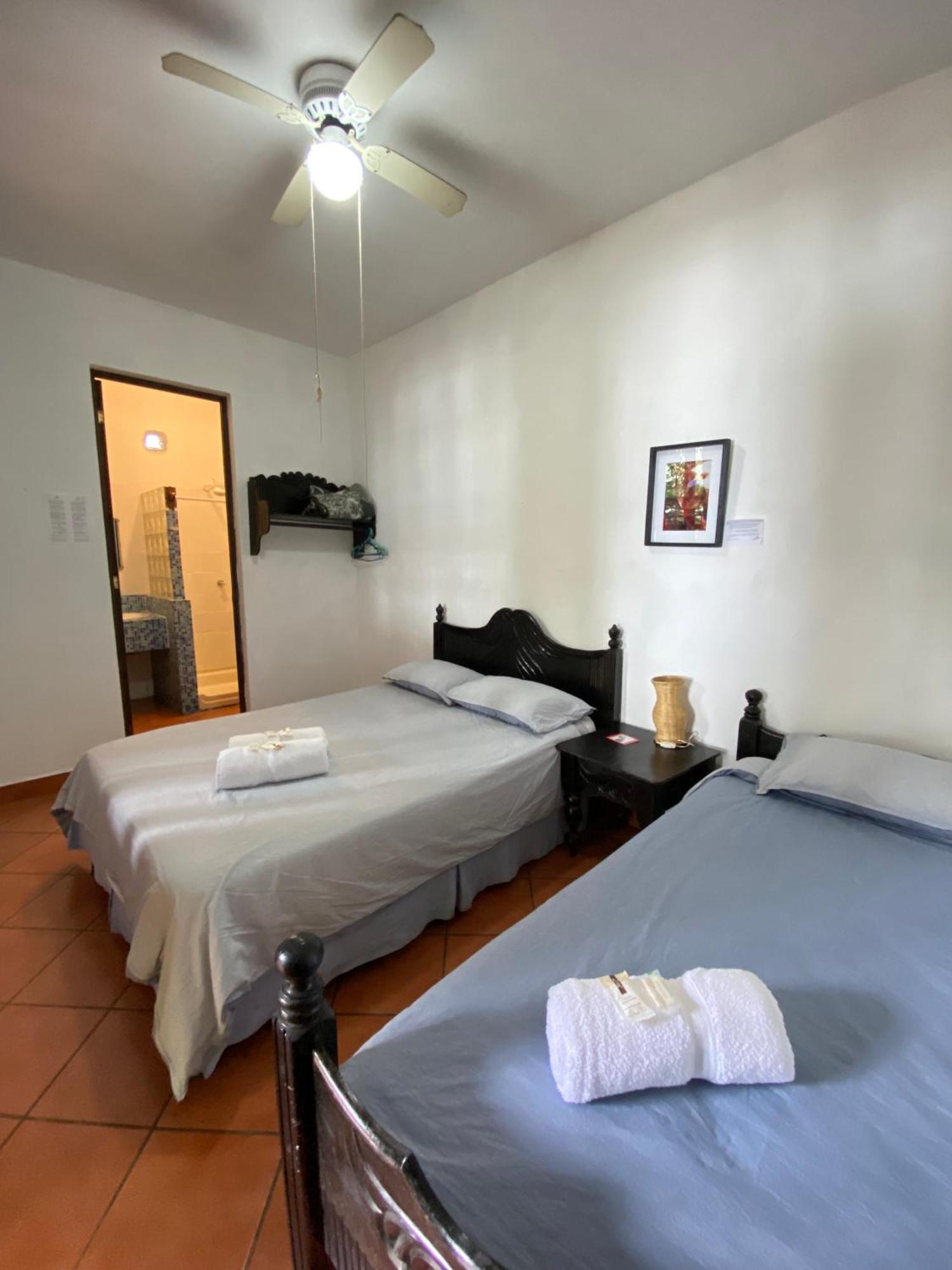 Mikaso Hotel San Pedro La Laguna Esterno foto
