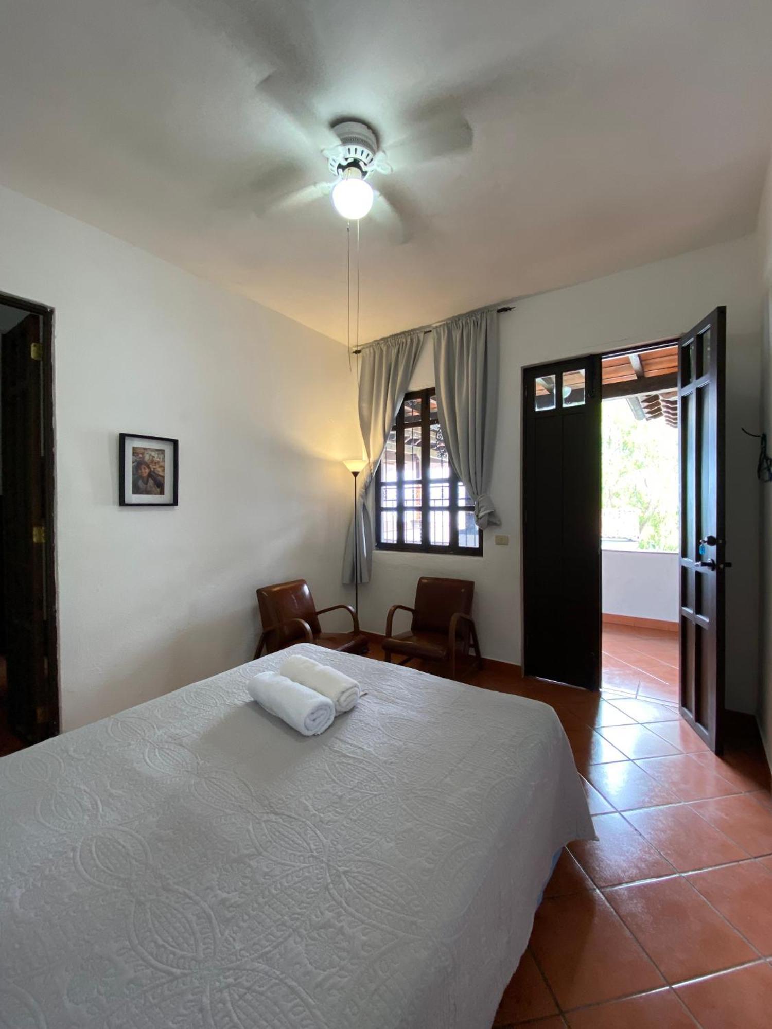 Mikaso Hotel San Pedro La Laguna Esterno foto