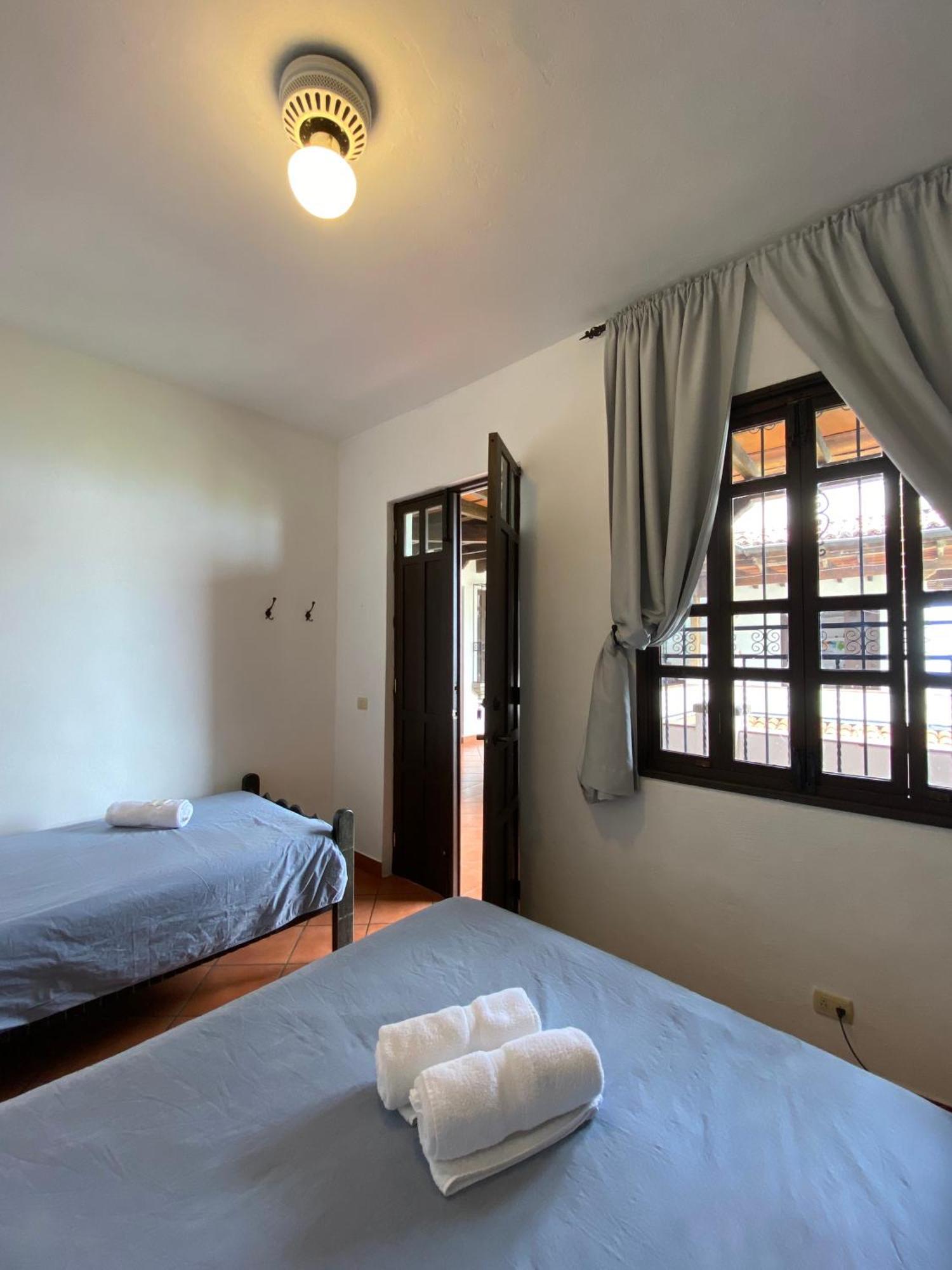 Mikaso Hotel San Pedro La Laguna Esterno foto