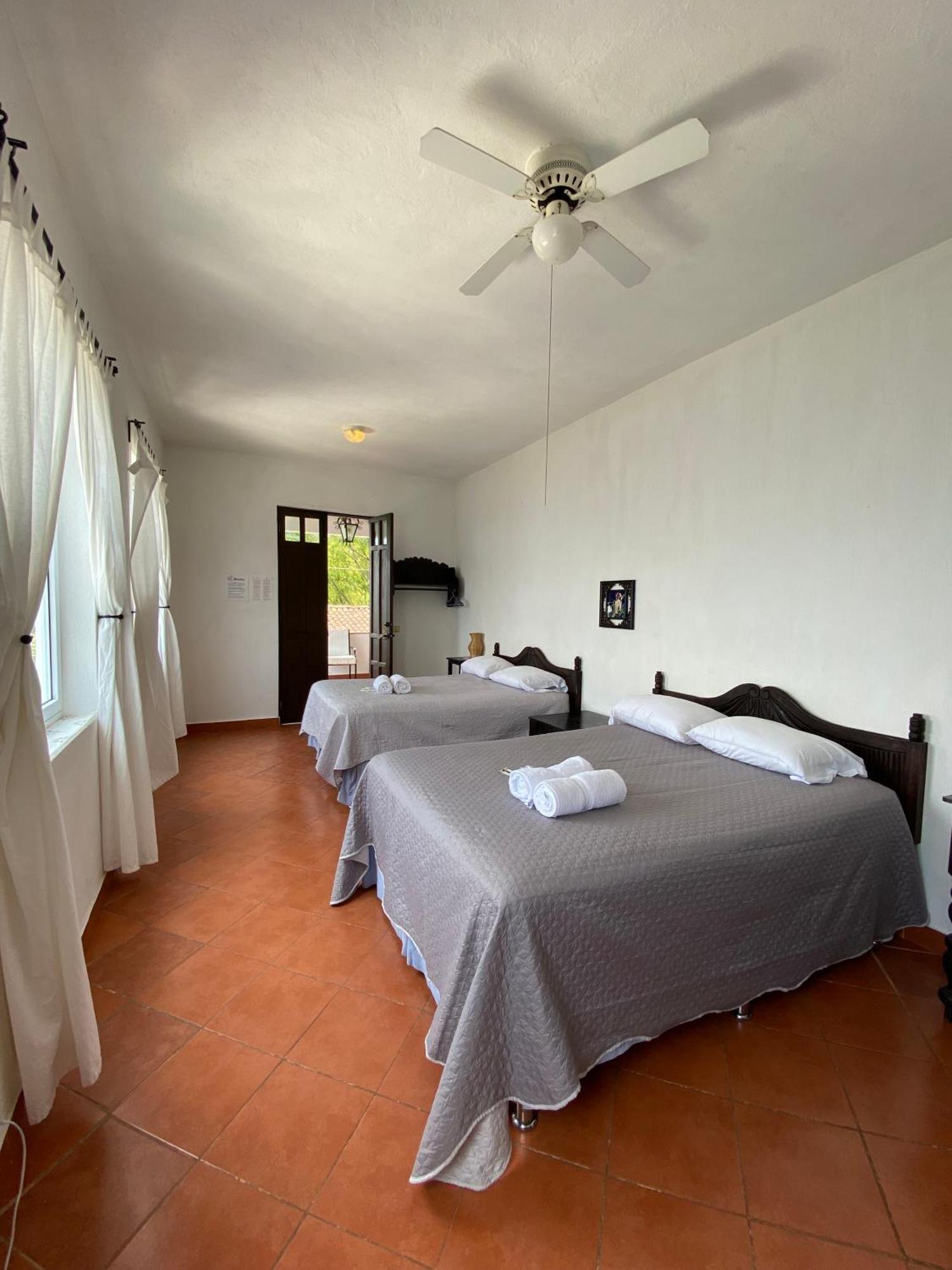 Mikaso Hotel San Pedro La Laguna Esterno foto