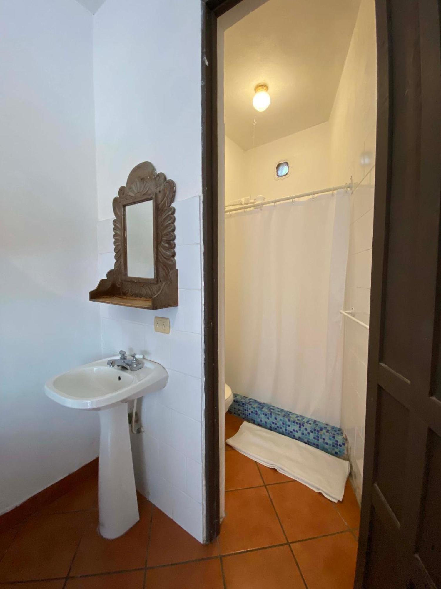 Mikaso Hotel San Pedro La Laguna Esterno foto