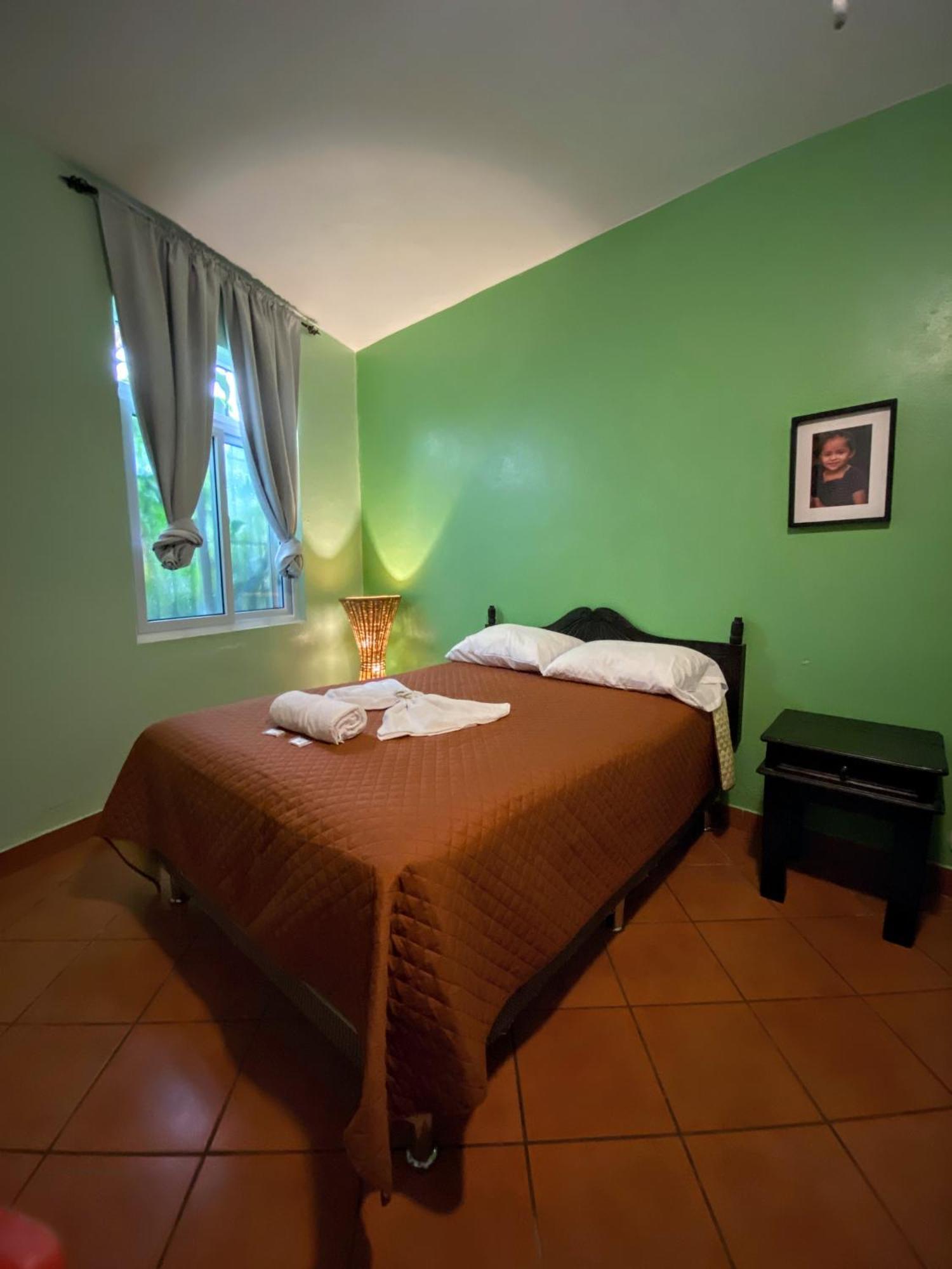 Mikaso Hotel San Pedro La Laguna Esterno foto
